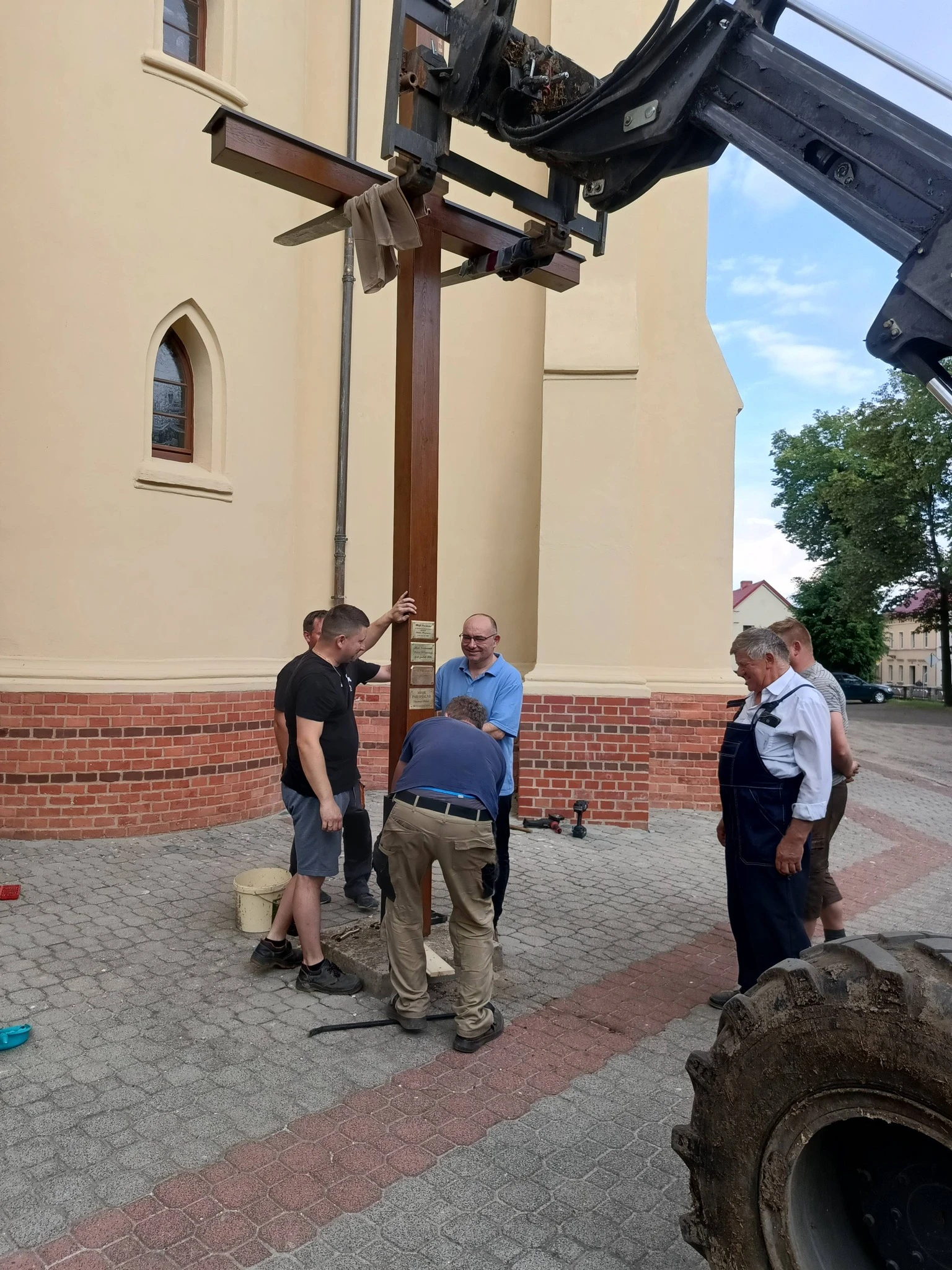 Nowy krzyż misyjny stanął przy kościele parafialnym w Bojanowie