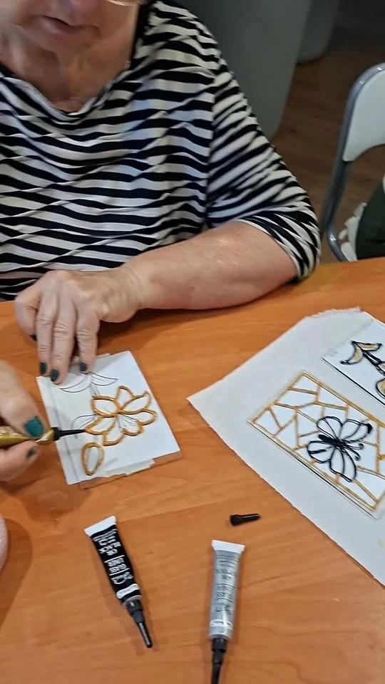 Seniorzy malowali na szkle – wyjątkowe prace na zajęciach artystycznych