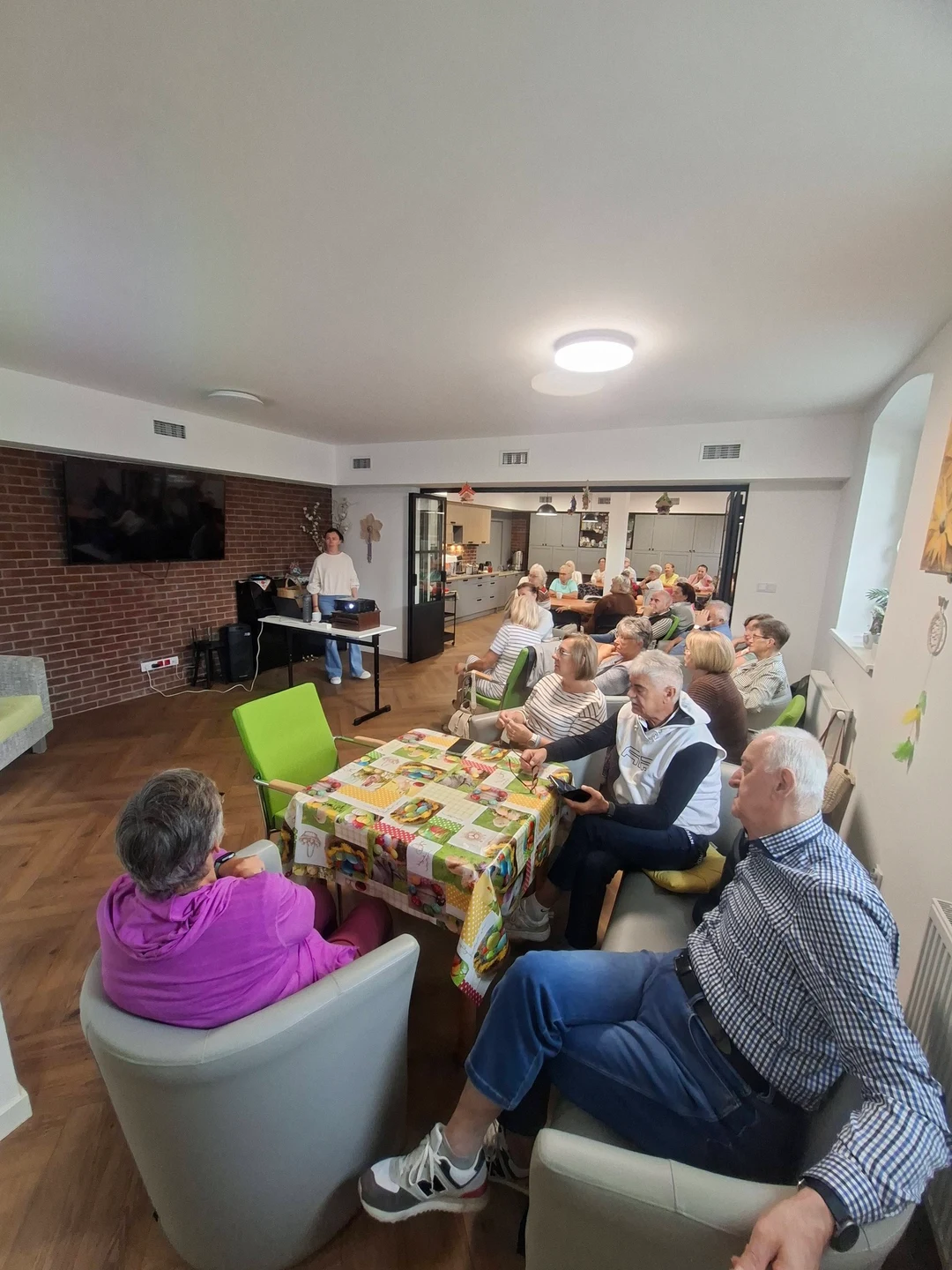 Klub Seniora śpiewa karaoke – zabawa gwarantowana! — zdjęcie 21