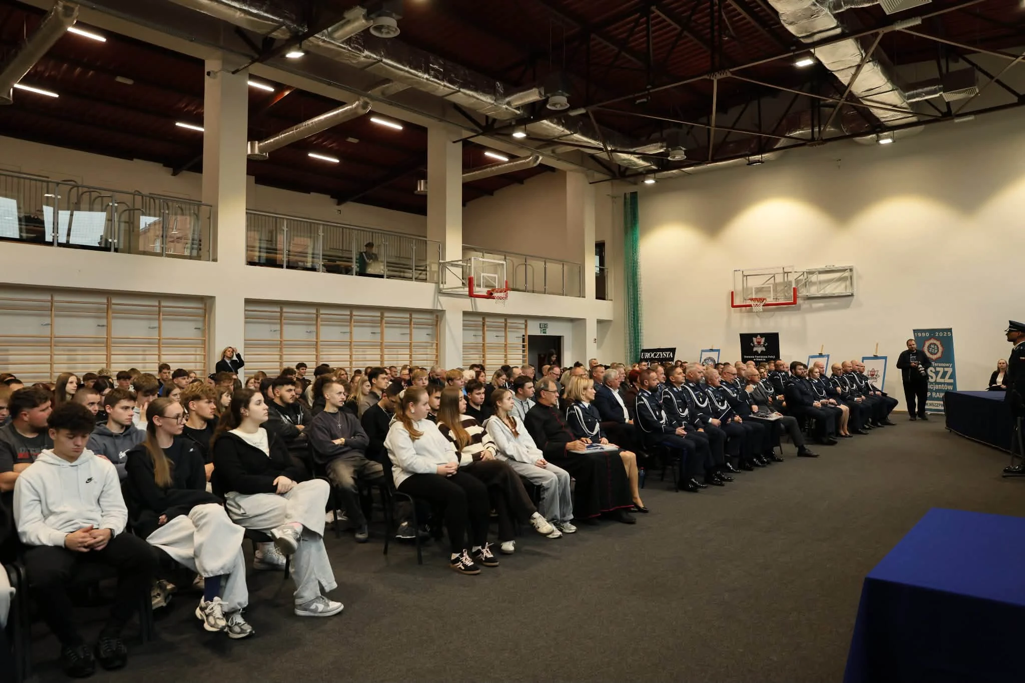 Święto Policji w Rawiczu: awanse, odznaczenia i nowy sztandar — zdjęcie 21