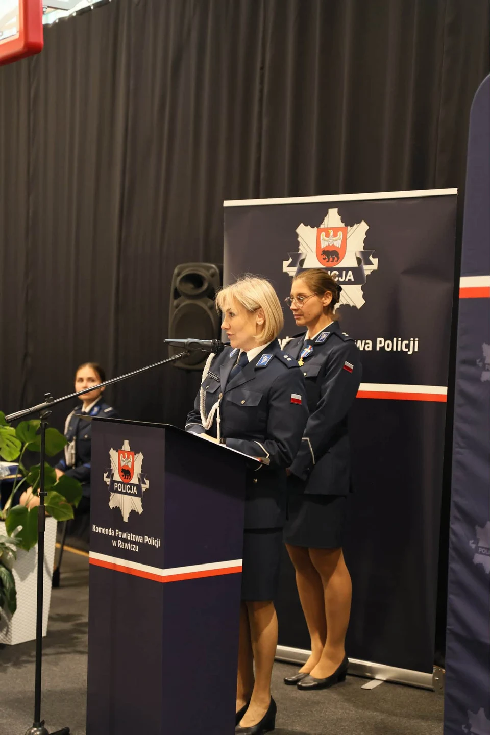 Święto Policji w Rawiczu: awanse, odznaczenia i nowy sztandar — zdjęcie 23