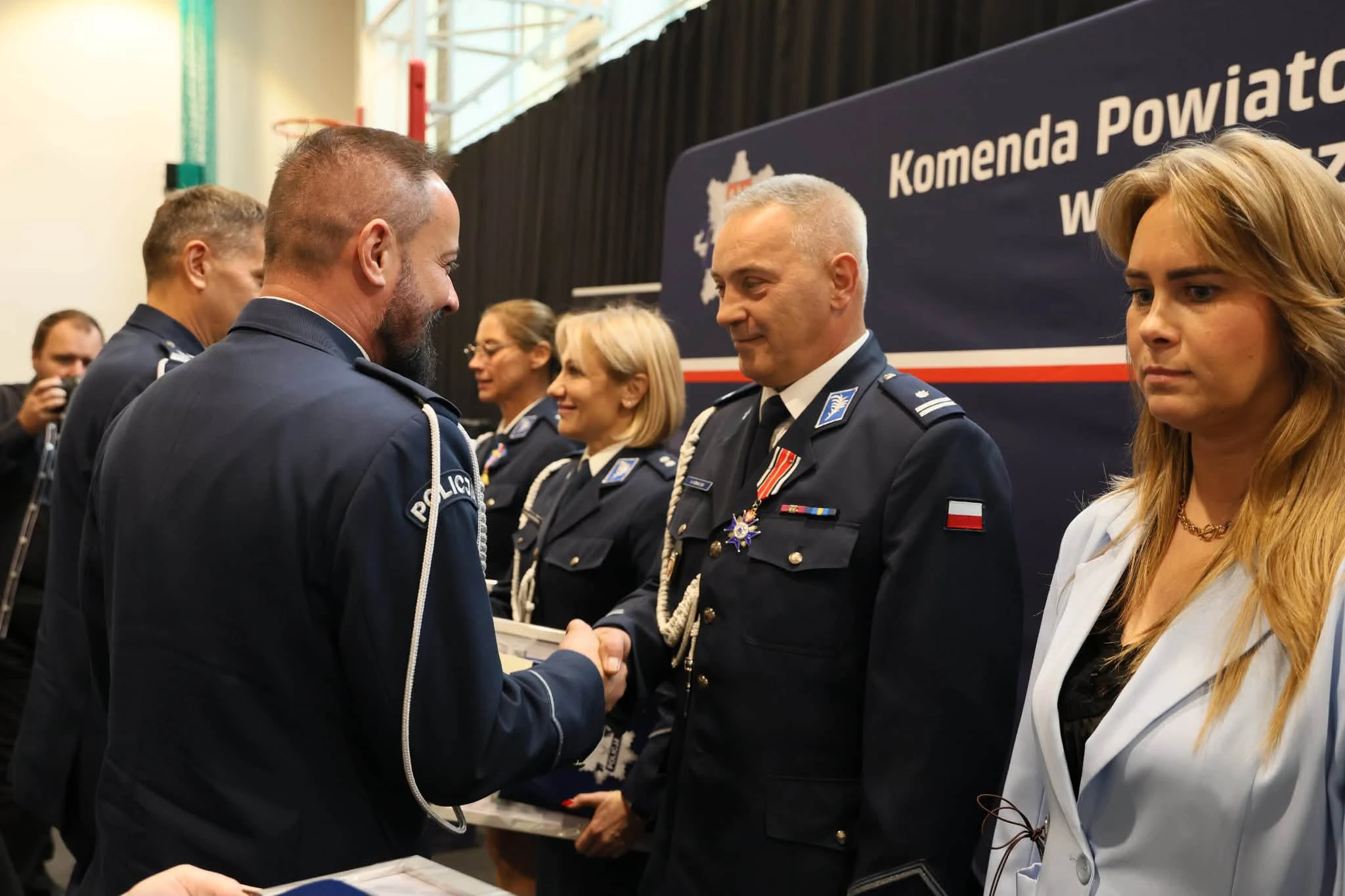 Święto Policji w Rawiczu: awanse, odznaczenia i nowy sztandar — zdjęcie 27