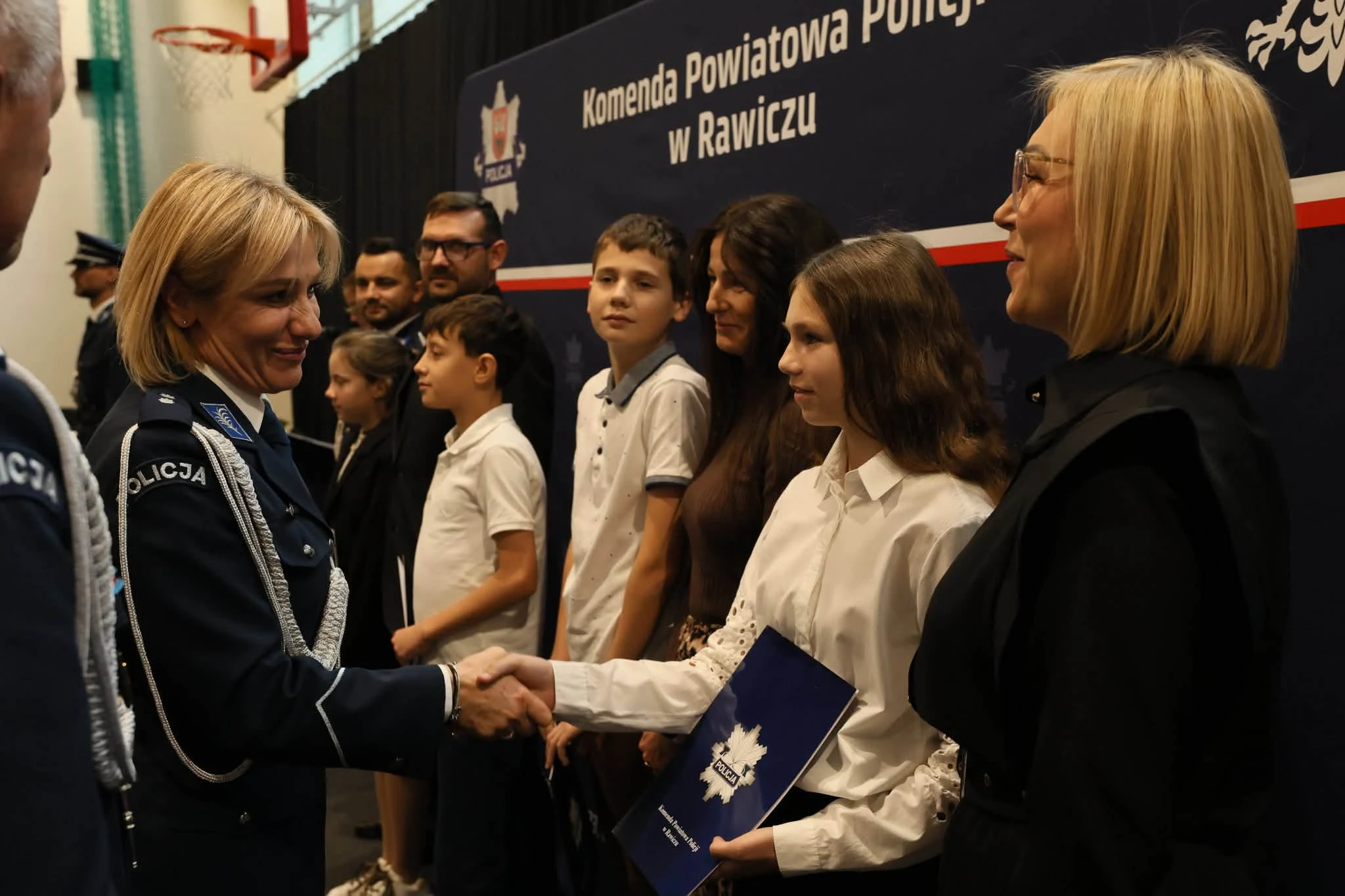 Święto Policji w Rawiczu: awanse, odznaczenia i nowy sztandar — zdjęcie 29