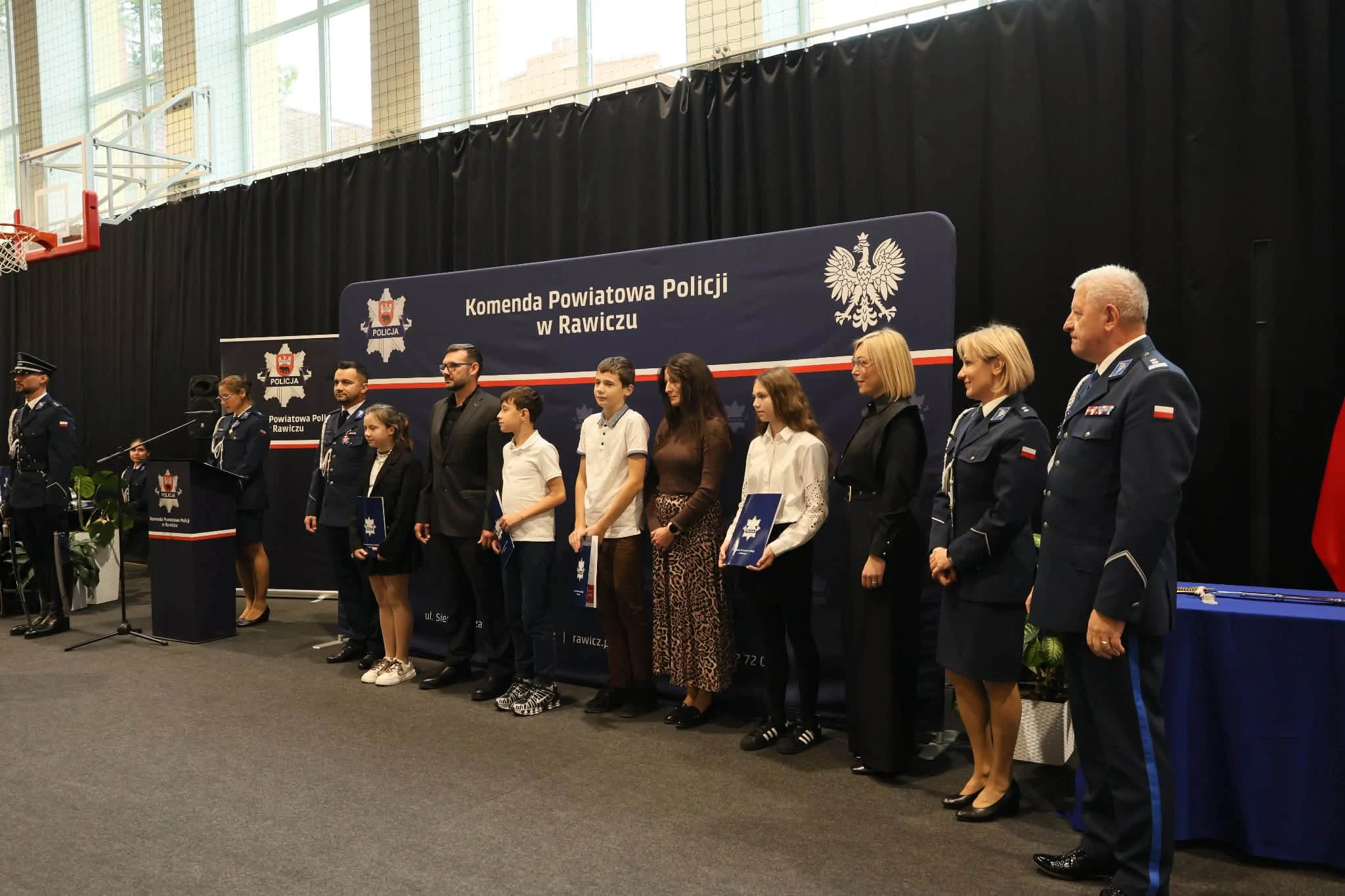 Święto Policji w Rawiczu: awanse, odznaczenia i nowy sztandar — zdjęcie 31
